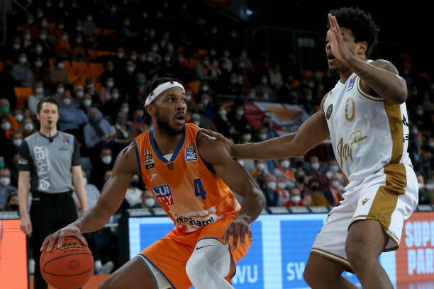 由侧翼或大 由侧翼或大